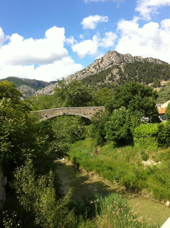 Hotel Les Arcades Le Lion D'Or Buis-les-Baronnies Esterno foto